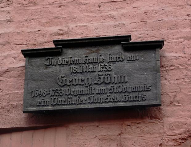 Hölzerne Tafel am Wohnhaus Papenstraße 13