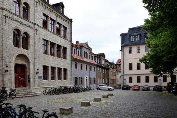 Anstelle der Bürgerschule (links) stand das Wohnhaus J. G. Walthers, Stadtkantor Reineccius wohnte vermutlich drei Häuser weiter