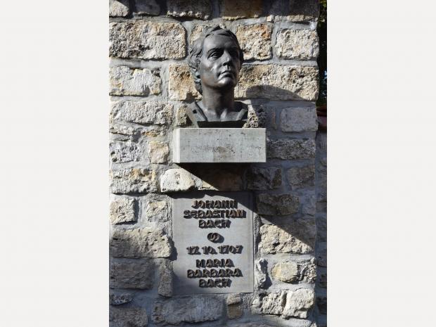 Bernd Göbels Bach-Büste von 2002 an der Friedhofsmauer der Bartholomäuskirche Dornheim