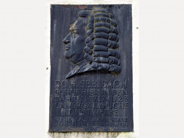 Bronzerelief im Schlosshof Köthen