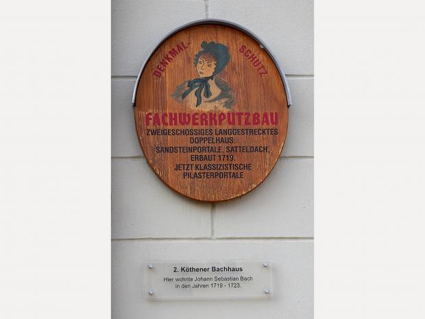 Zwei Hinweise unterschiedlicher Zeit am Wohnhaus Wallstraße 26