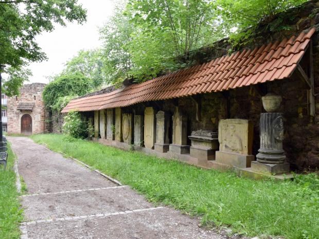 Grabdenkmäler entlang der alten Stadtmauer in Eisenach