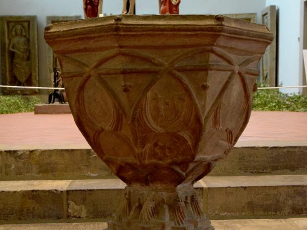 Taufstein an den Chorstufen in der Georgenkirche Eisenach