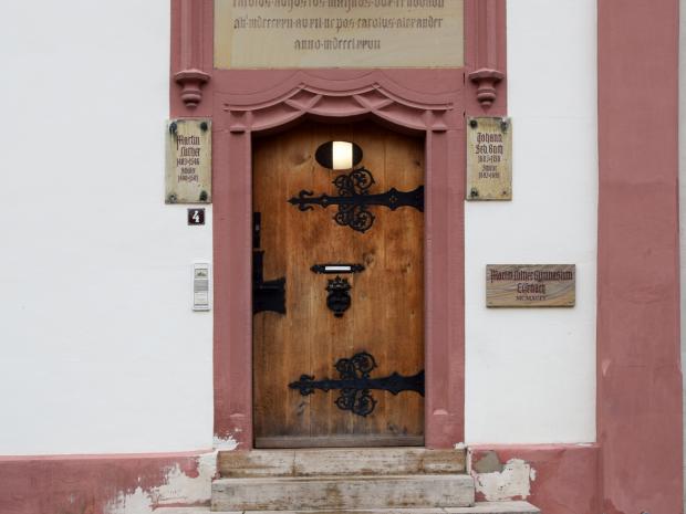 Historisches Portal der Lateinschule mit Inschriftentafeln