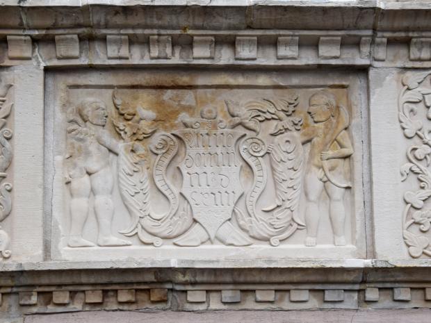 Unteres linkes Sandsteinrelief mit Datierung 1564
