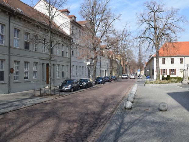 Wallstraße 26/27 mit Blick zum städtischen Gymnasium