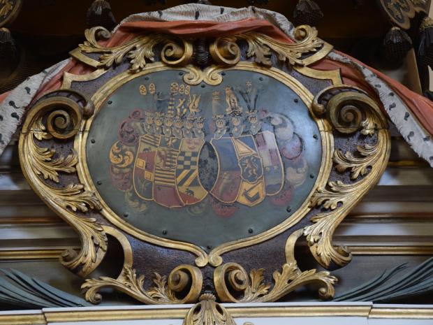 Das Allianzwappen der Fürstin Gisela Agnes über dem Stifterbild (April 2019)