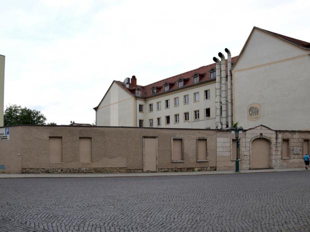 Blendmauer anstelle des ehemaligen Wohnhauses der Familien Bach und Weldig