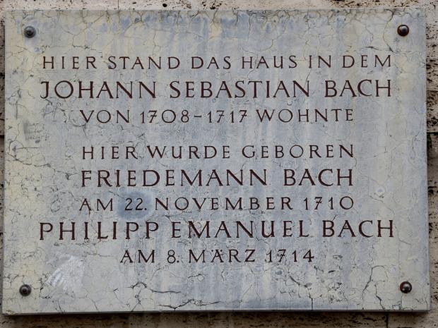 Gedenktafel für Teile der Familie Bach am westlichen Nachbargebäude