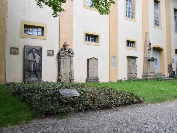 Jakobskirche mit der Replik von Lucas Cranachs Grabplatte (links)