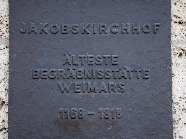 Bronzetafel am Eingang zum Jakobsfriedhof
