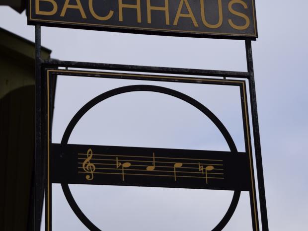 Ausleger mit Tonfolge "B-A-C-H" am Wohnhaus Kohlgasse 7