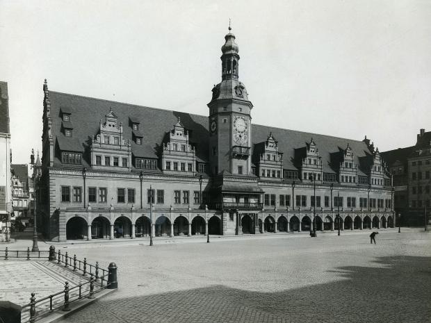 Altes Rathaus mit Marktplatz um 1900 (Fotografie von Hermann Walter)