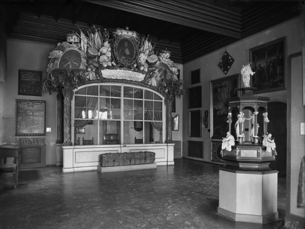 Der Fürstenstuhl aus der Thomaskirche mit dem Deckel des Taufbeckens 1925 im Stadtgeschichtlichen Museum
