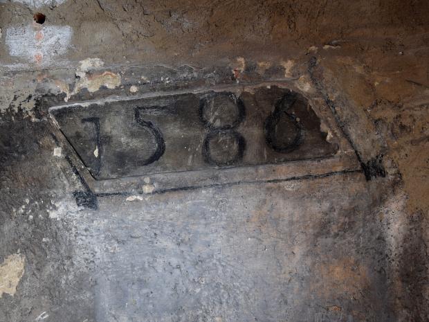 Die verdeckte Datierung "1586" am Ostgiebel des Bosehauses