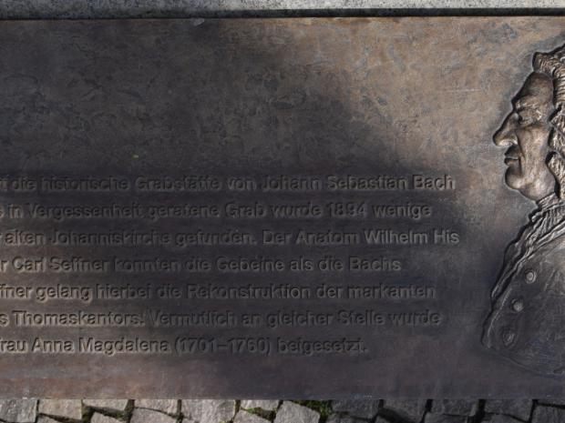 Plakette zum "Bach-Grab" auf dem alten Johannisfriedhof