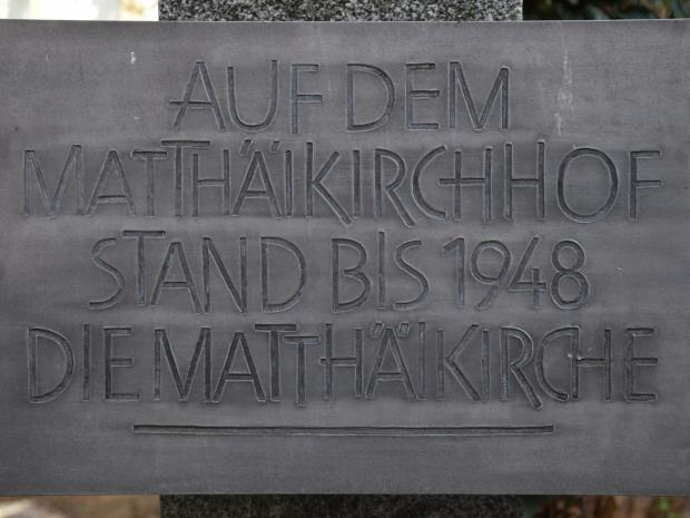 ... hält ein Text auf drei Seiten der Stele ...