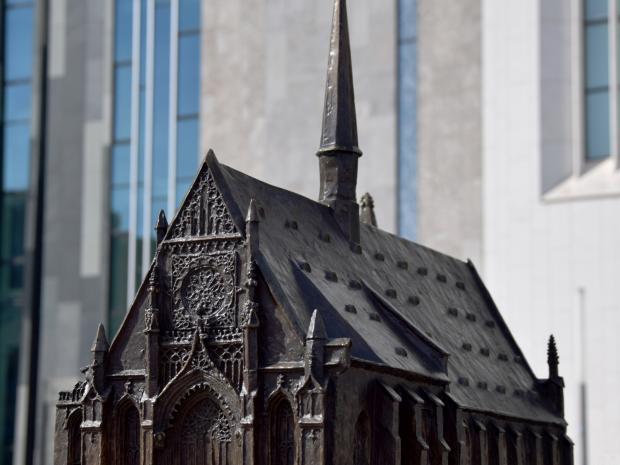 Bronzemodell der 1968 vom DDR-Regime zerstörten Paulinerkirche auf dem Augustusplatz