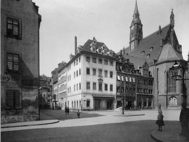 Matthäikirchhof mit der Neukirche (rechts) um 1900